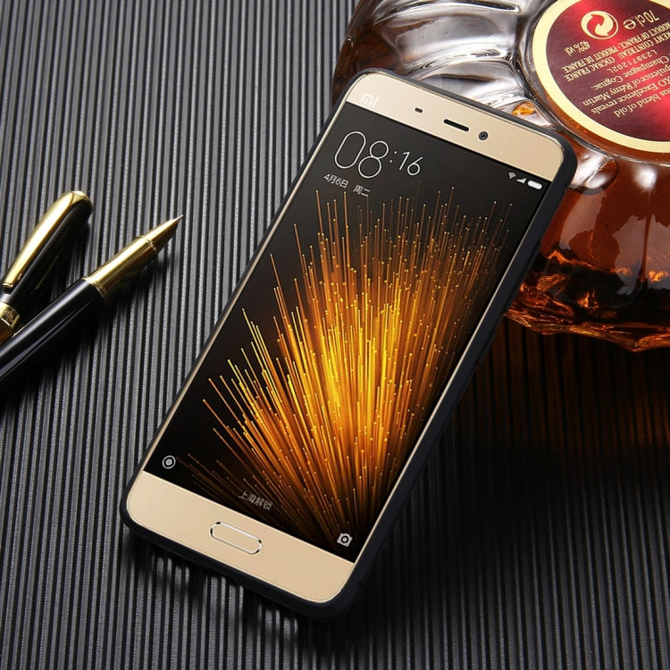 HAWEEL for Xiaomi MI 5s Brushed Carbon Fiber Texture Shockproof TPU Protective Case(Black)