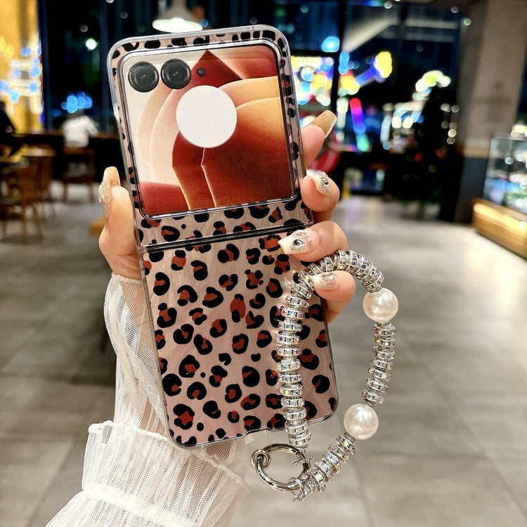 For Motorola Razr 50 Feather Leopard Pattern Integrated Phone Case with Bracelet