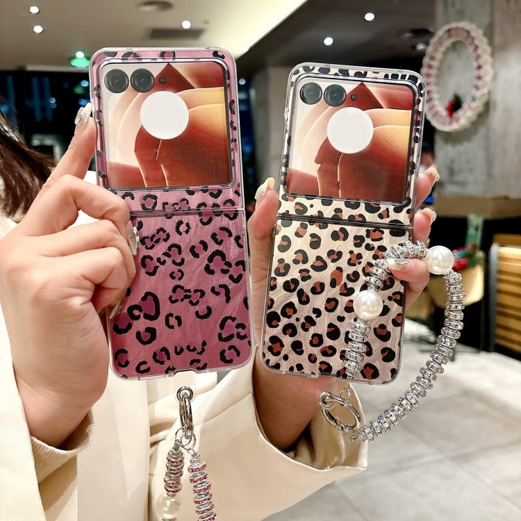 For Motorola Razr 50 Ultra Feather Leopard Pattern Integrated Phone Case with Bracelet