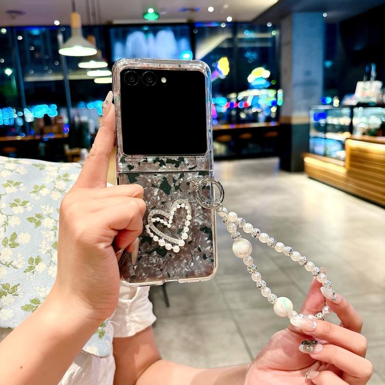 For Motorola Razr 50 / 60 Pearlescent Shell Texture Heart Pattern Phone Case with Bracelet