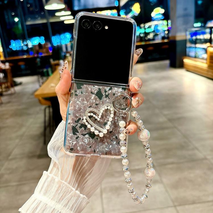 For Motorola Razr 50 Ultra Pearlescent Shell Texture Heart Pattern Phone Case with Bracelet