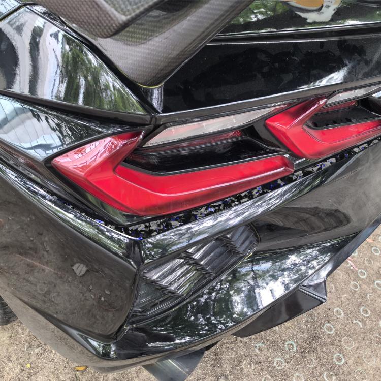 2pcs/Set Forged Gold Foil Carbon Fiber Car Taillight Below Decorative Sticker for Chevrolet Corvette C8 2020-, Left and Right Driver