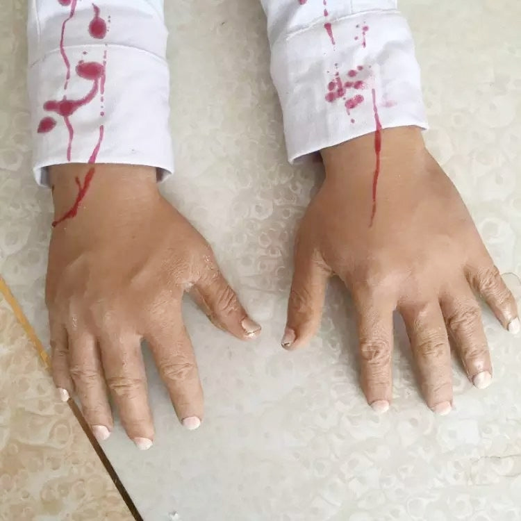 One Pair Popular Scary Funny Halloween Prop Lifelike Emulsion + Cloth Severed Hand