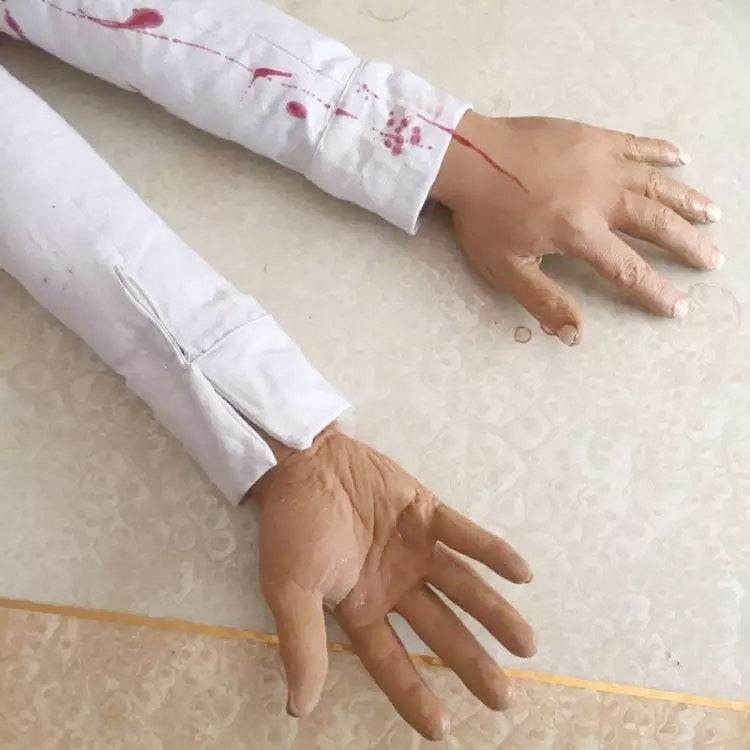 One Pair Popular Scary Funny Halloween Prop Lifelike Emulsion + Cloth Severed Hand