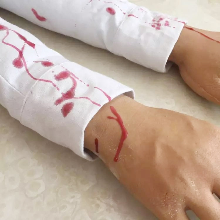 One Pair Popular Scary Funny Halloween Prop Lifelike Emulsion + Cloth Severed Hand