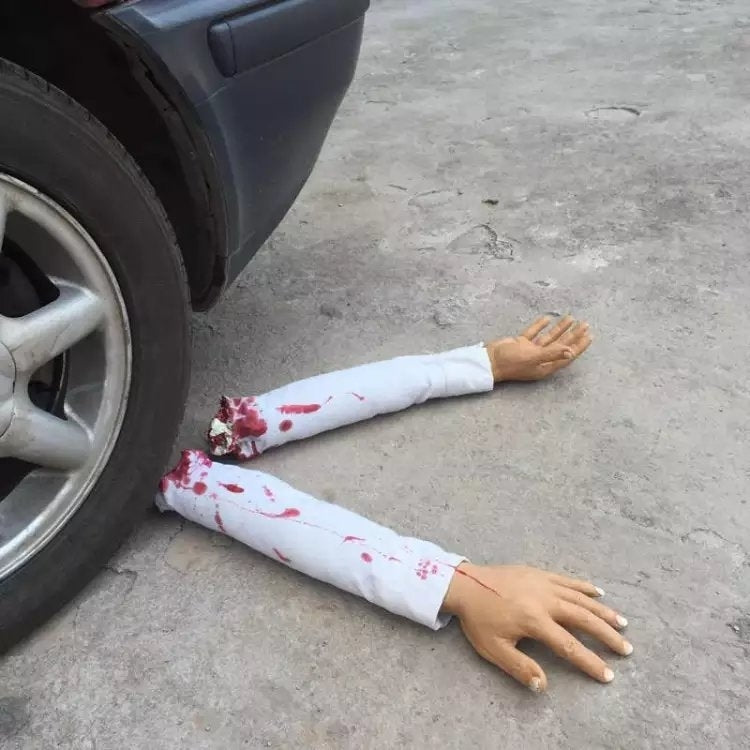 One Pair Popular Scary Funny Halloween Prop Lifelike Emulsion + Cloth Severed Hand