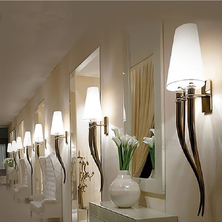 Modern Simple Iron Claw Horn Wall Lamp Bedroom Bedside Wall Lamp with 5W LED White Light Bulb