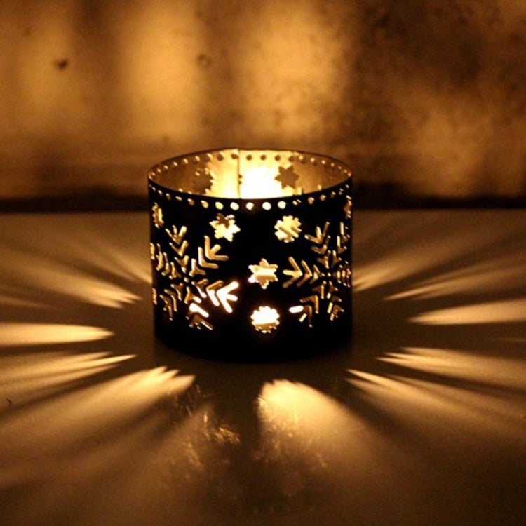 2 PCS Christmas Hollow Iron Candlestick Creative Holiday Atmosphere Decorations Crafts Ornaments, Random Style Delivery