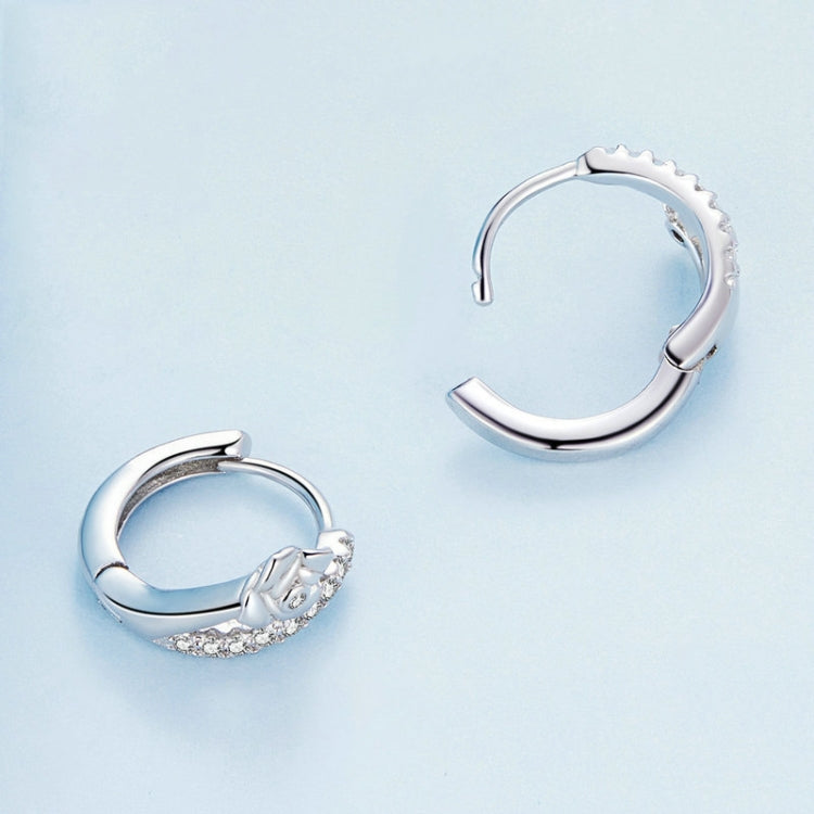 BSE752 Sterling Silver S925 White Gold Plated Smooth Lines Floral Zirconia Earrings
