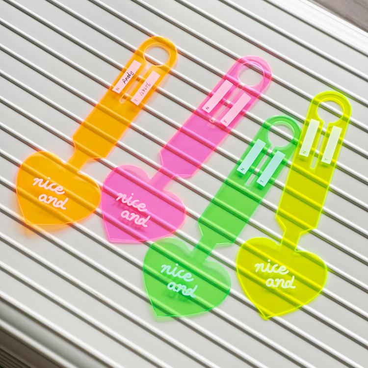 2pcs PVC Fluorescent Love Luggage Tag Baggage Tag Boarding Pass Checked Suitcase Anti-Lost Luggage Label
