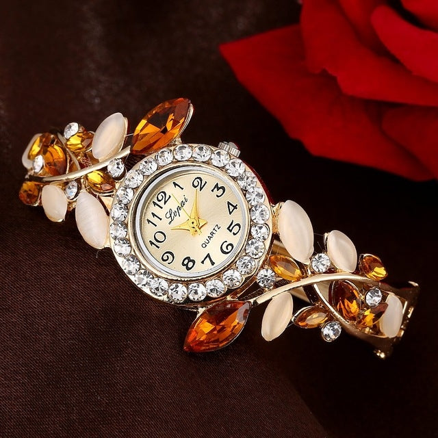 Ladies Retro Round Dial Diamond Petal Bracelet Quartz Watch