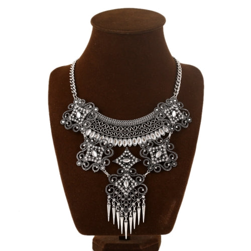 Retro Palace Hollow Flower Necklace Charm Elegance (Colour: Silver)