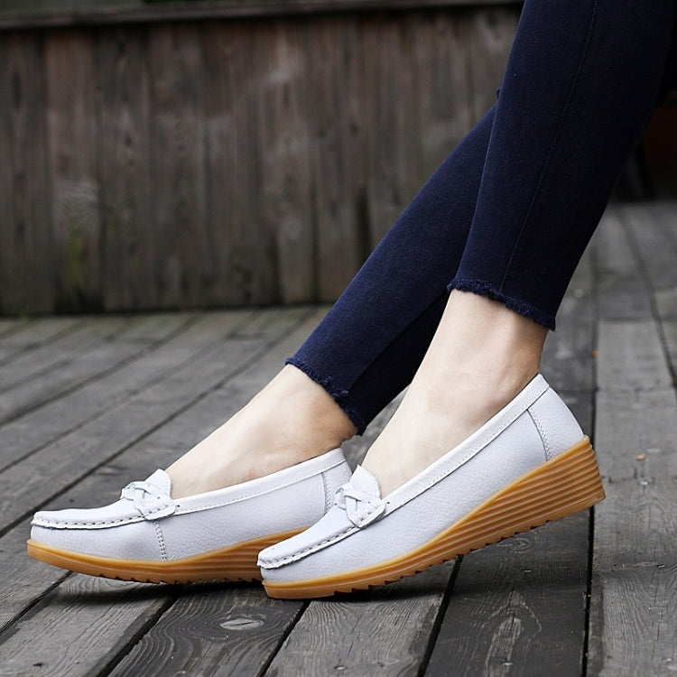 Soft and Comfortable Wild Casual Leather Shoes for Woman