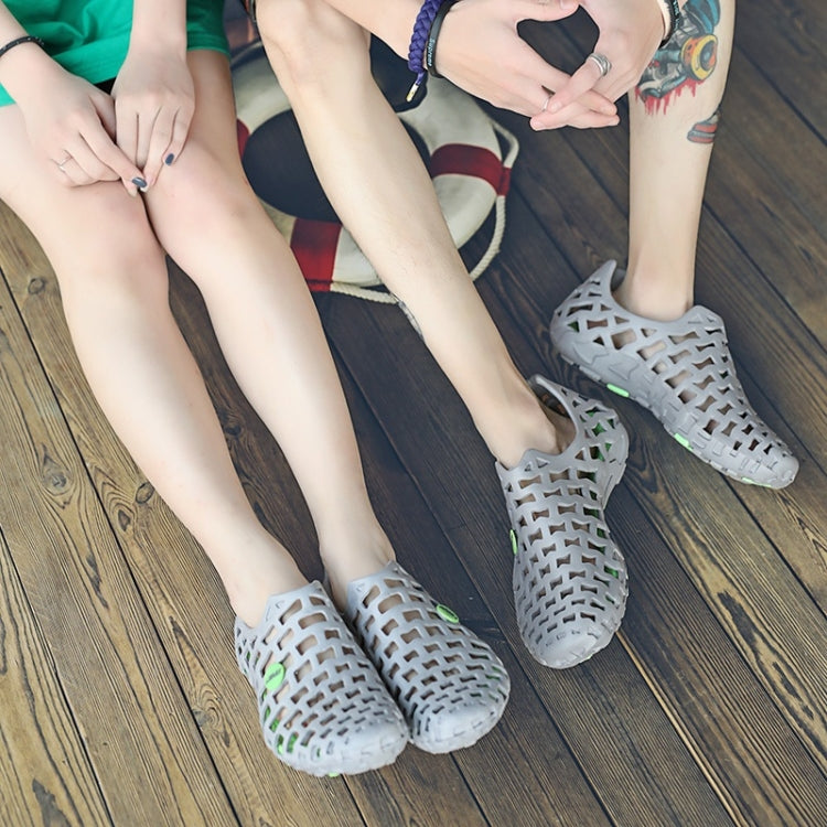 Hollow Air-permeable Non-slip Wearable Couple Hole Shoes