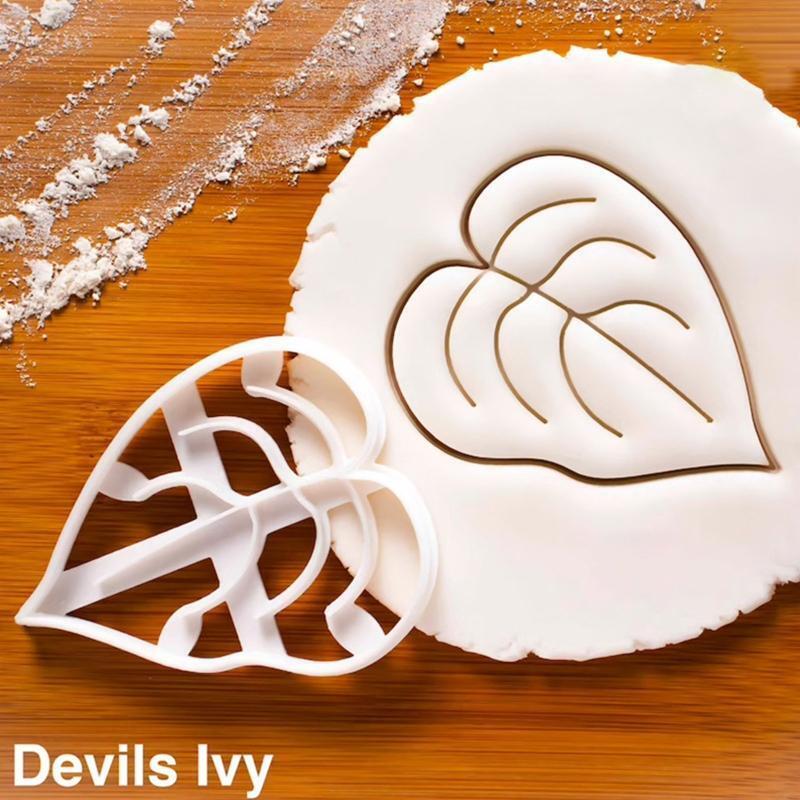 Set of 4 Plastic Cookie Moulds Cookie Cutters Biscuit Stamper Cutters Leaf Shape