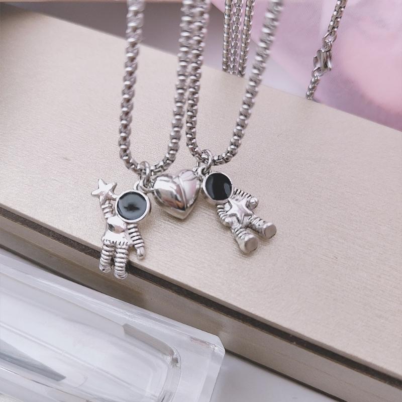 2 Pcs Mutual Attraction Couple Matching Necklace Astronaut Pendant with Magnet