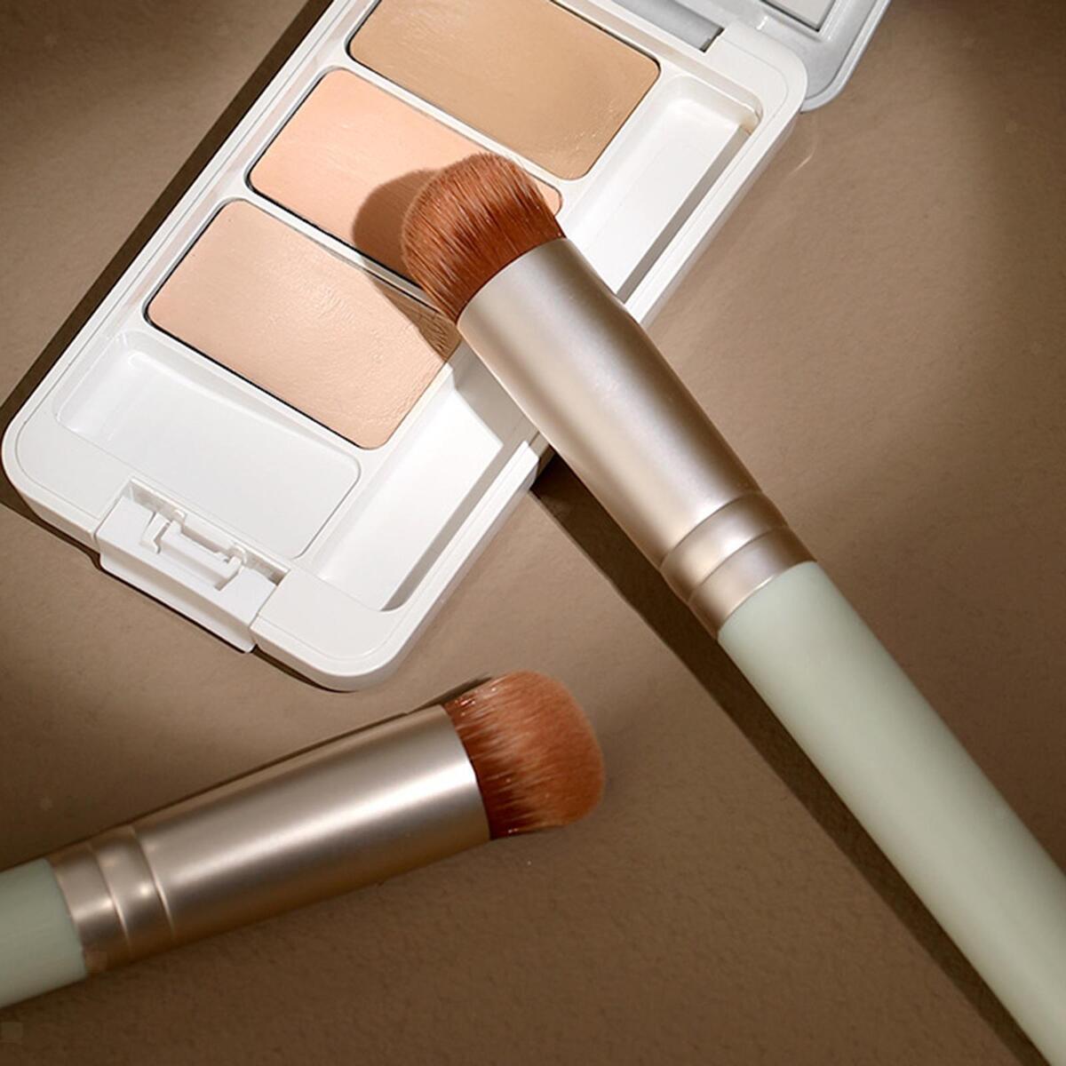 Concealer Makeup Brush Uniquely Shaped light for Flaw