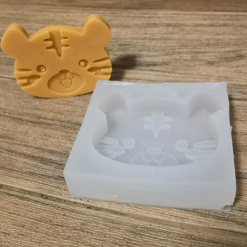 Creative Silicone Molds Cute Tiger Shaped Cake Moulds Cartoon Biscuit Baking Pan