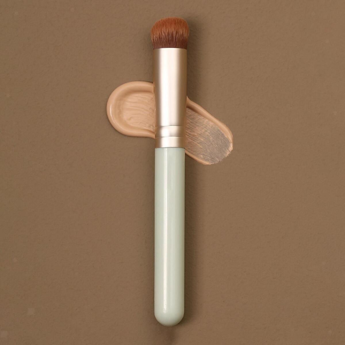 Concealer Makeup Brush Uniquely Shaped light for Flaw