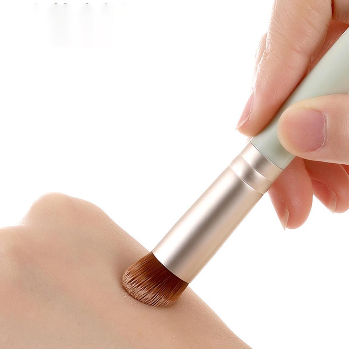 Concealer Makeup Brush Uniquely Shaped light for Flaw