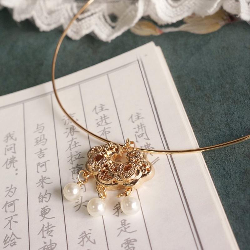 Eye-catching Choker Necklace with Longevity Lock Pendant Jewelry Decoration Gift