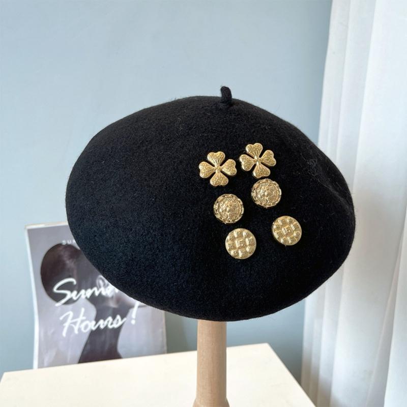 Classy Four-leaf Clover Badge Beret All-match Painter Hat for Winter Daily Wear