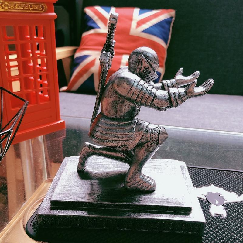 Excellent Knight-shaped Pen Holder Unique Knight-shaped Design Desk Decorations