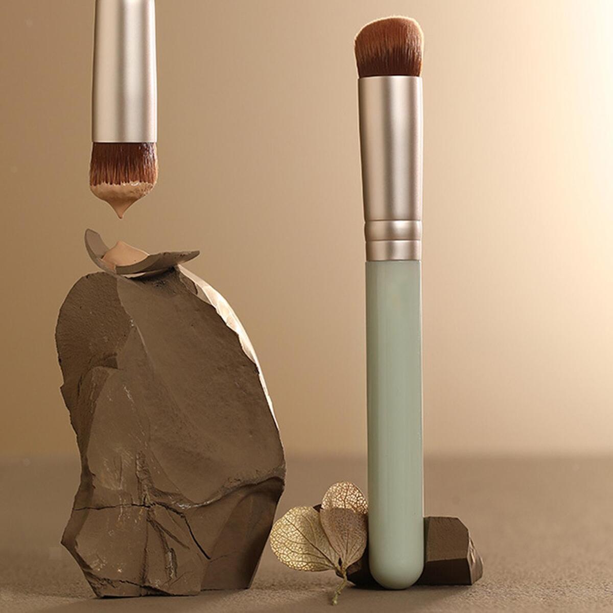 Concealer Makeup Brush Uniquely Shaped light for Flaw