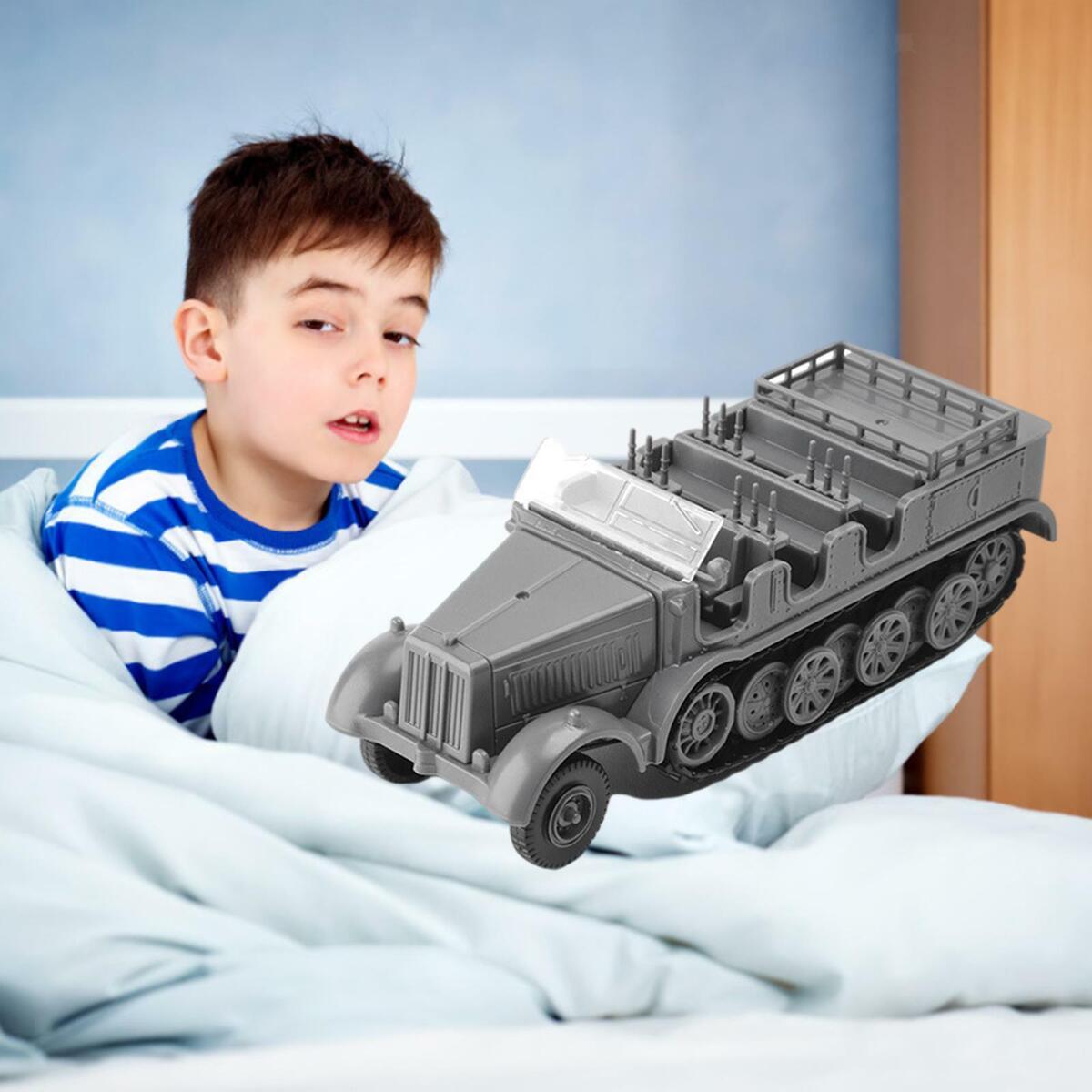1:72 German Sd.Kfz. 7 Half-Track Armored Vehicle Assembly
