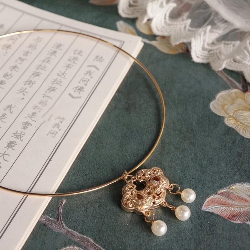 Eye-catching Choker Necklace with Longevity Lock Pendant Jewelry Decoration Gift