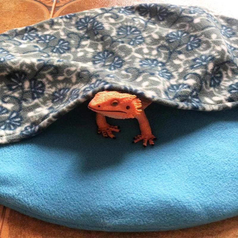 Reptile Sleeping Bag Large Hide 15" Round Sleeper with Cover for Bearded Dragon