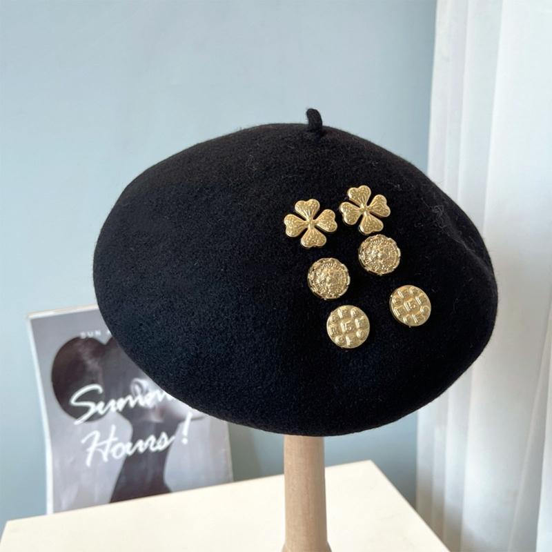Classy Four-leaf Clover Badge Beret All-match Painter Hat for Winter Daily Wear