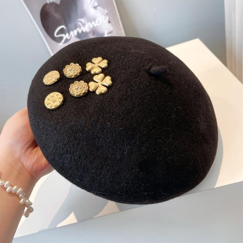 Classy Four-leaf Clover Badge Beret All-match Painter Hat for Winter Daily Wear