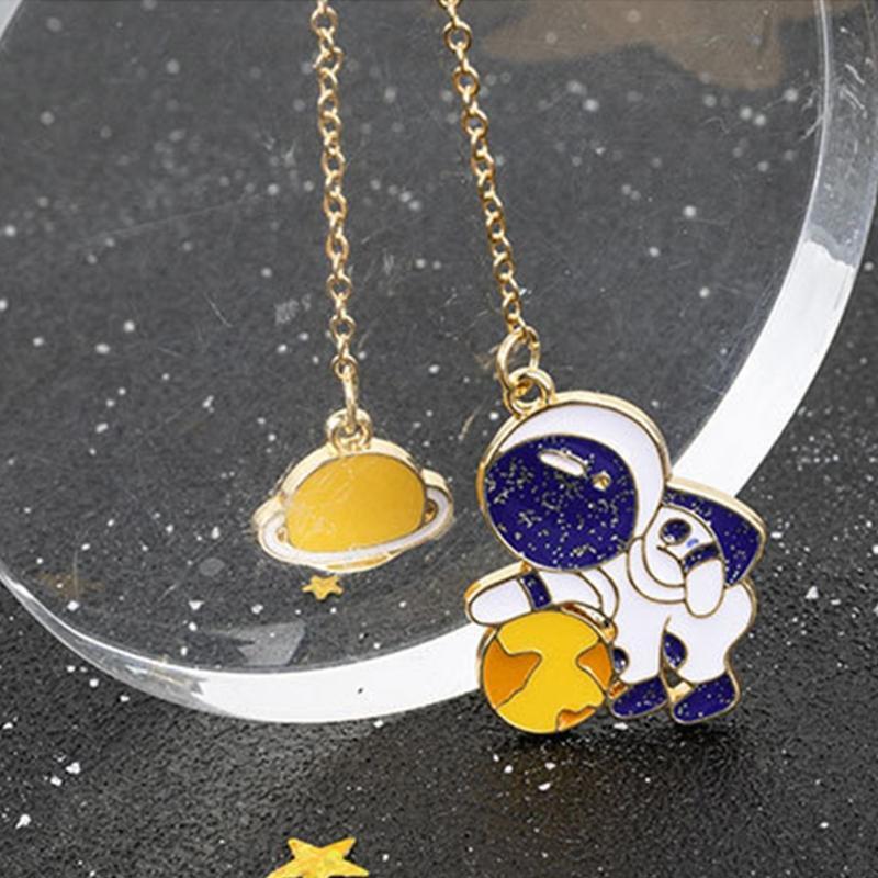 Creative Pendant Bookmark with Metal Astronaut Planet Pendant for Student Gift