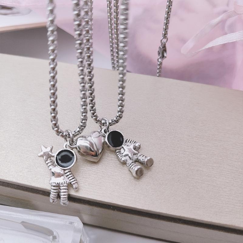 2 Pcs Mutual Attraction Couple Matching Necklace Astronaut Pendant with Magnet