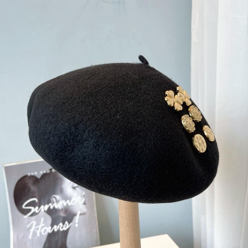 Classy Four-leaf Clover Badge Beret All-match Painter Hat for Winter Daily Wear