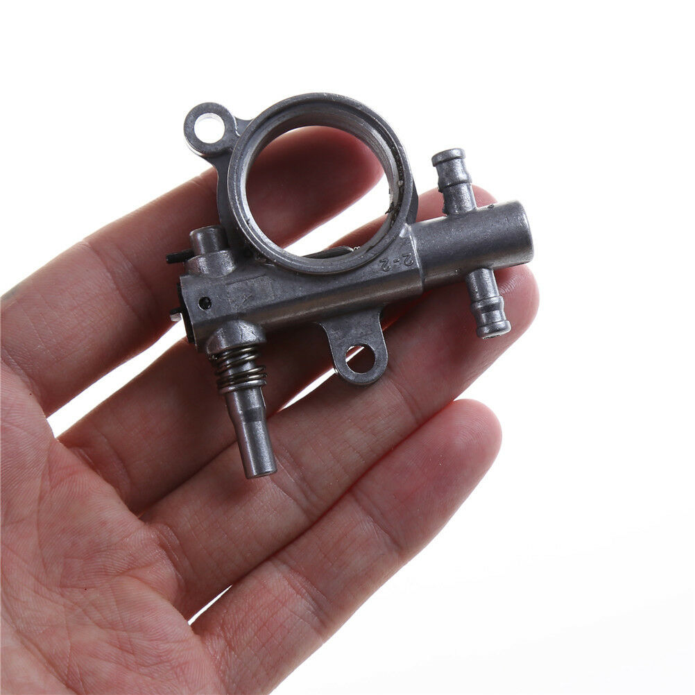 2500/3800 Chainsaw spare parts Chainsaw Oil Pump with Worm Drive Gear To.l8