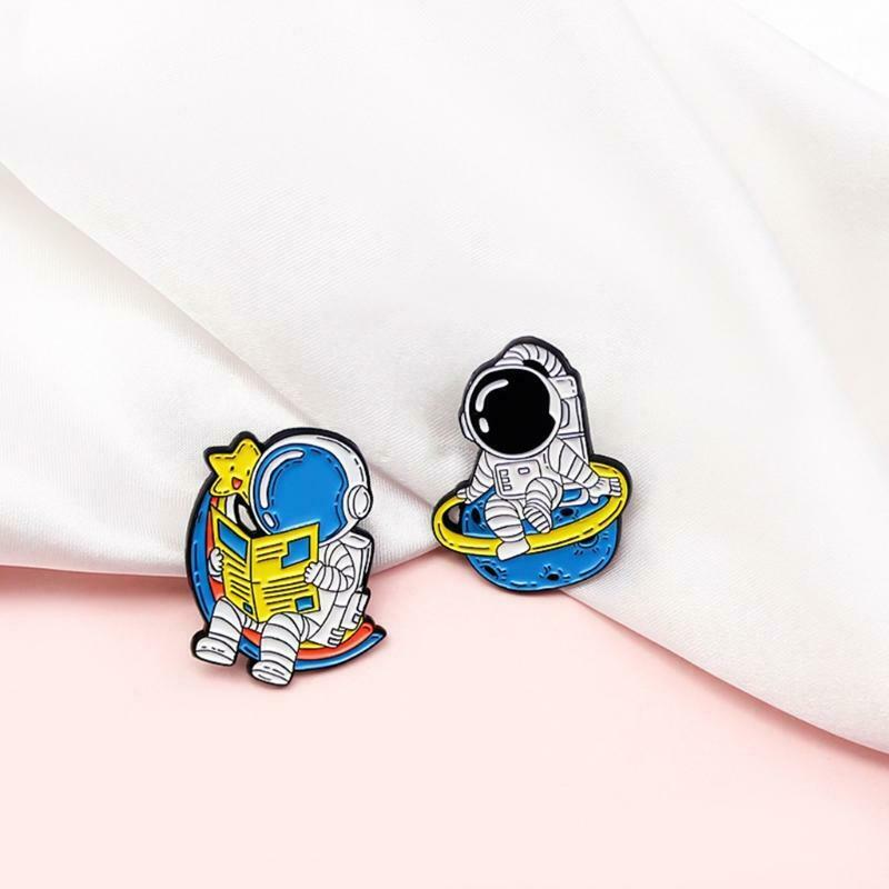 Fashionable 2 Pcs Astronaut Brooch Cartoon Pilots Lapel Pin Gifts for Adults Kid