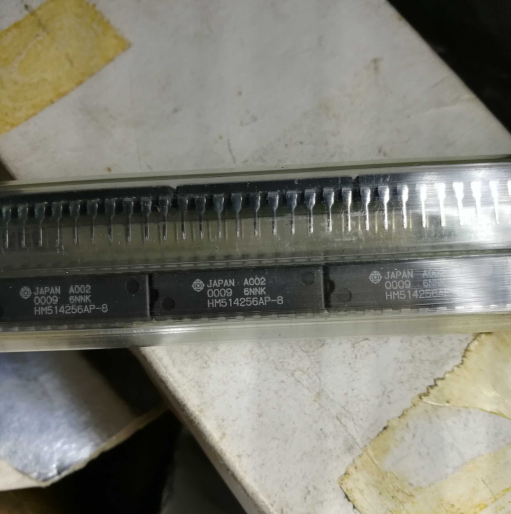 1PCS  IC HITACHI DIP-20 HM514256AP-8 HM514256AP8