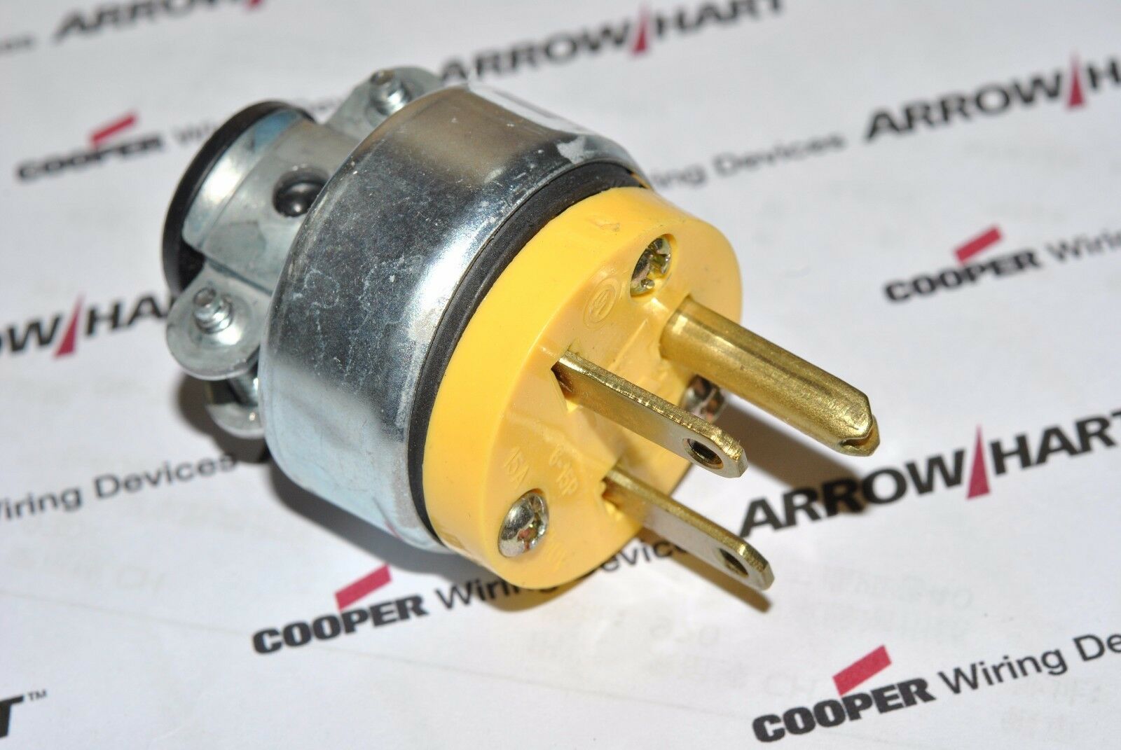 1pcs-COOPER WIRING 2866 15A 250V 6-15 Vinyl Armored and Rubber Plug