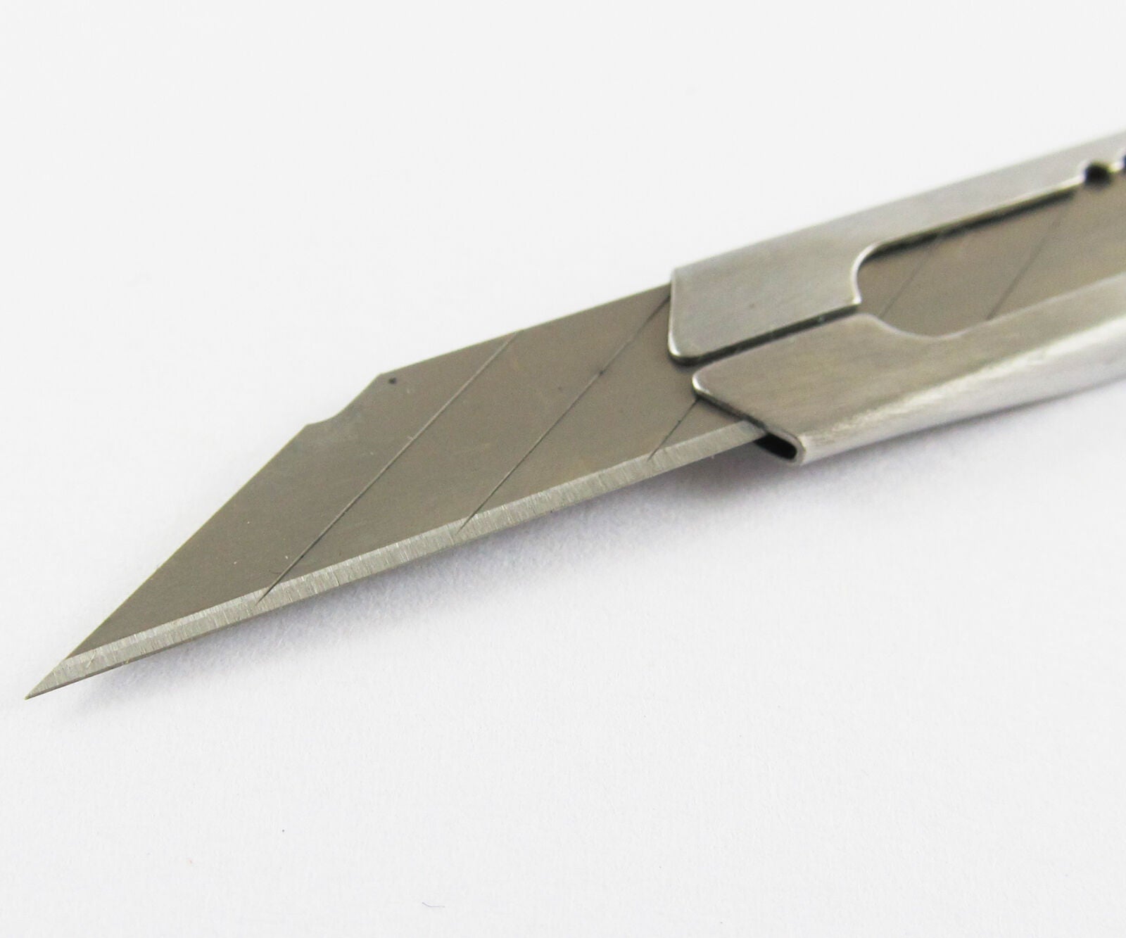 24x DELI Stainless Steel Utility Knifes 30 degree 70x9mx0.4mm 9mm Cutter Blades