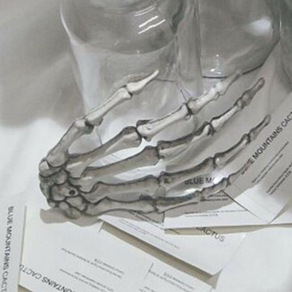 2pcs/1Pair Plastic Skeleton Hands Haunted House for Halloween Props Decoratio FT