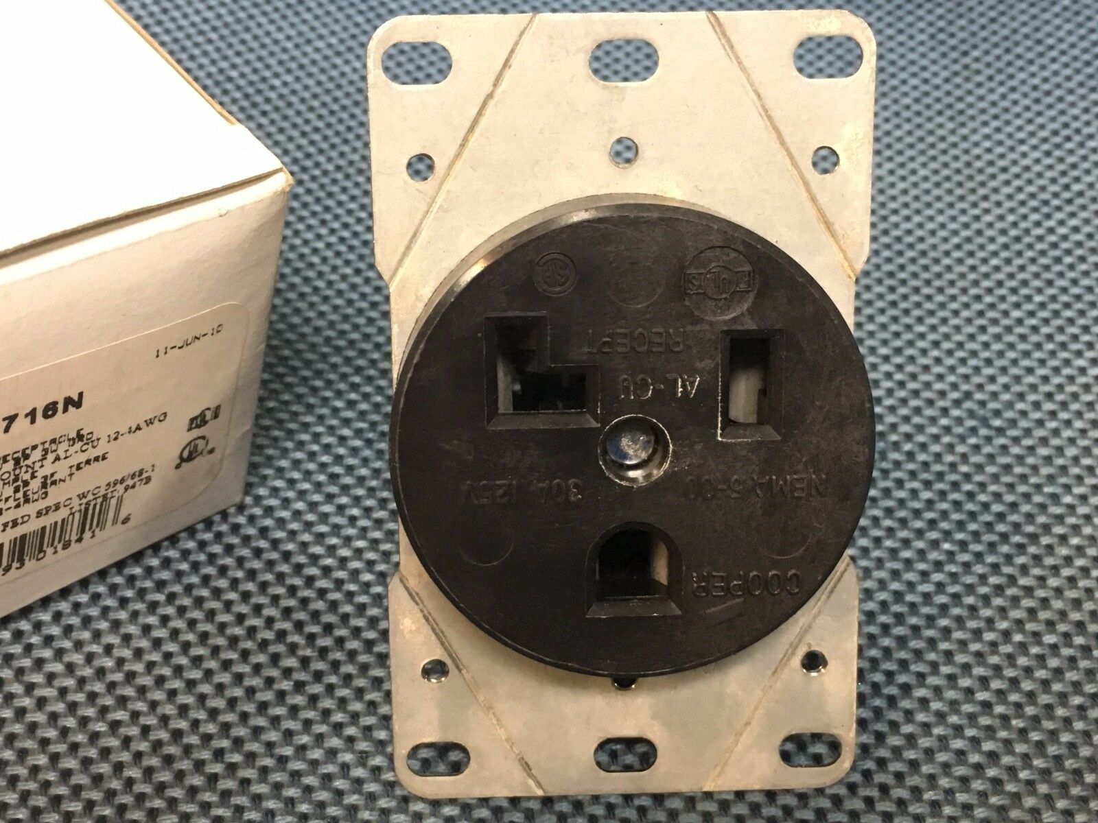 1pcs - COOPER 5716N NEMA 5-30R 30A 125V Receptacle Outlet