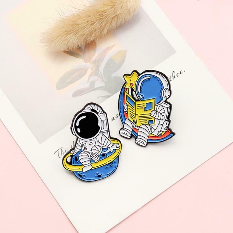 Fashionable 2 Pcs Astronaut Brooch Cartoon Pilots Lapel Pin Gifts for Adults Kid