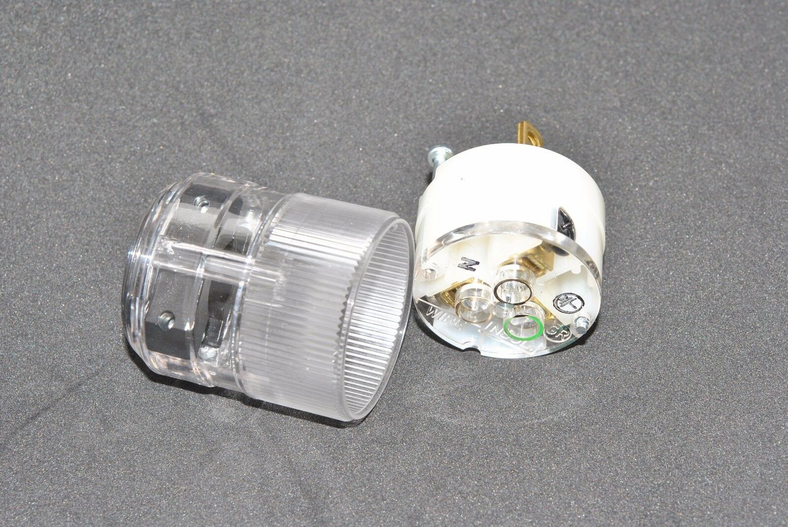 1pcs - MARINCO 8215T NEMA 5-15P 15A 125V Hospital Grade Plug