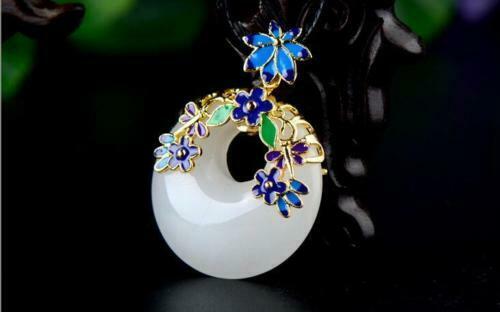 Fashion Beautiful Natural White Hand-carved Lucky Buckle Jadeite Pendant Style