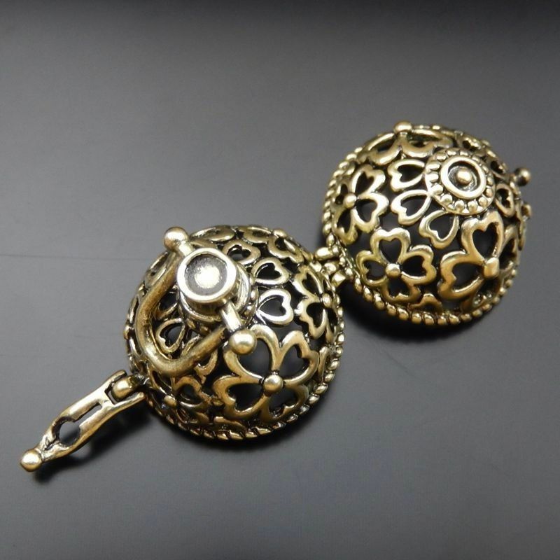 39684 Antiqued Bronze Hollow Clover Ball Jewelry Lockets Pendant Charms 2pcs