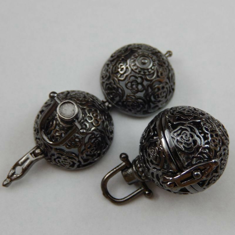 2pcs Gun-black Brass Hollowed Plum Blossom Lockets Crafts Pendants Necklace39818