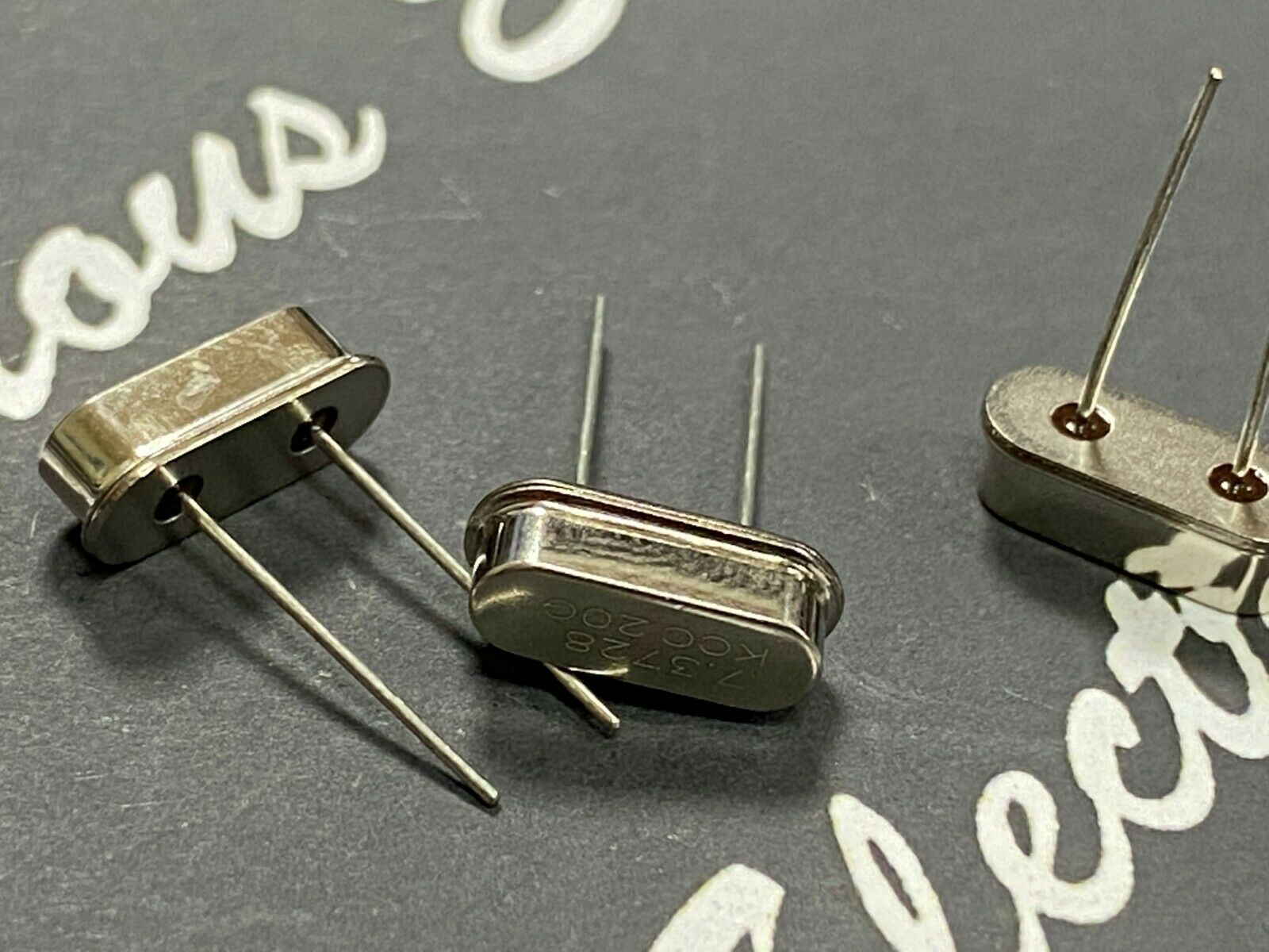 100pcs - KCC 7.3728MHZ Quartz Crystal Resonator / XTAL HC-49U-S