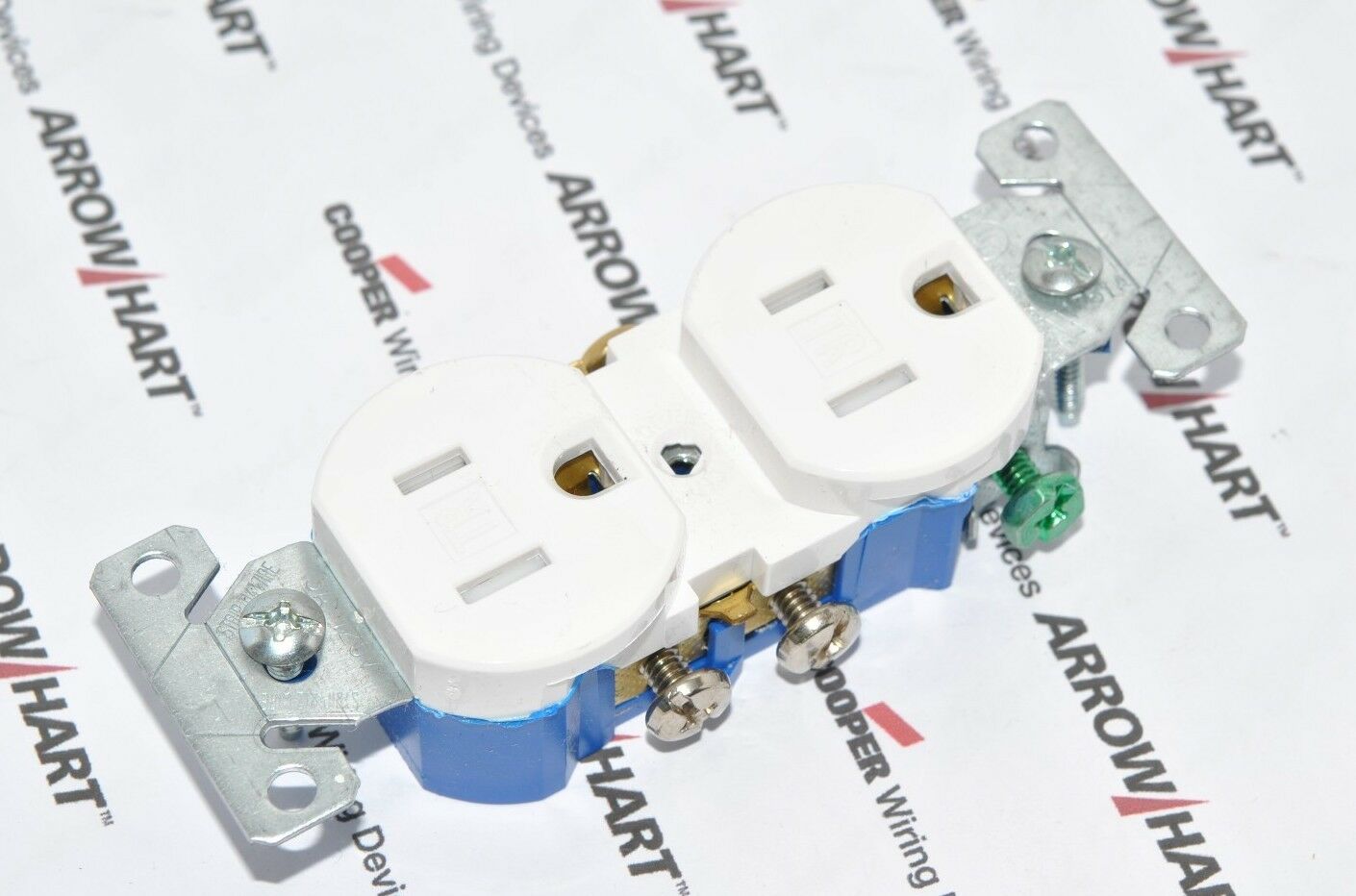 1pcs-COOPER TR270W 15A 125V Tamper Resistant Duplex Receptacl NEMA 5-15R